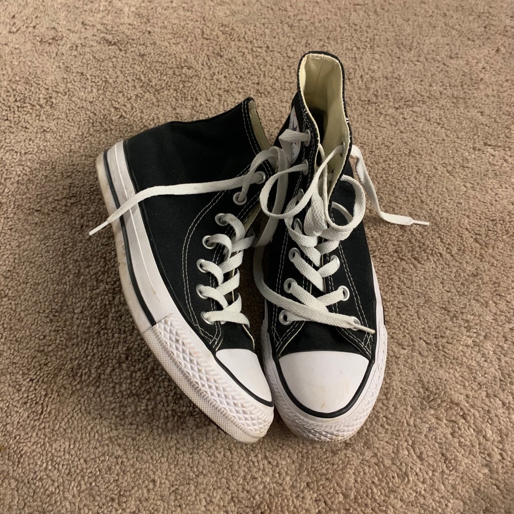 Like new black converse!!